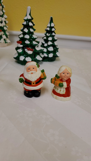 Mr & Mrs Claus Hallmark Salt & Pepper Shakers Box