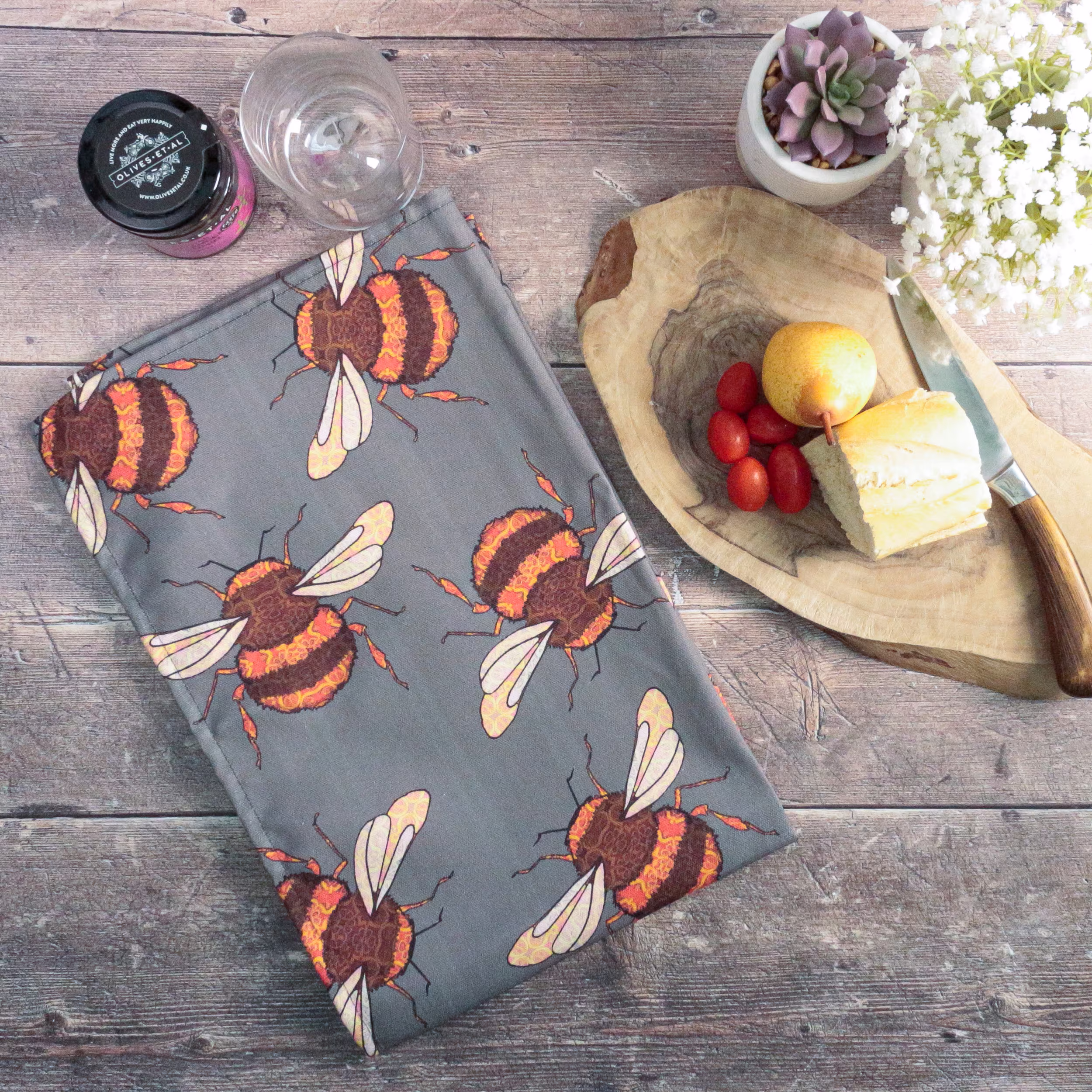 Bumblebee Tea Towel, 100% Cotton Towel. Soft Natural Material. Insect Art, Honeybee Lover, Natural World Decor. Made in England 47x72cm