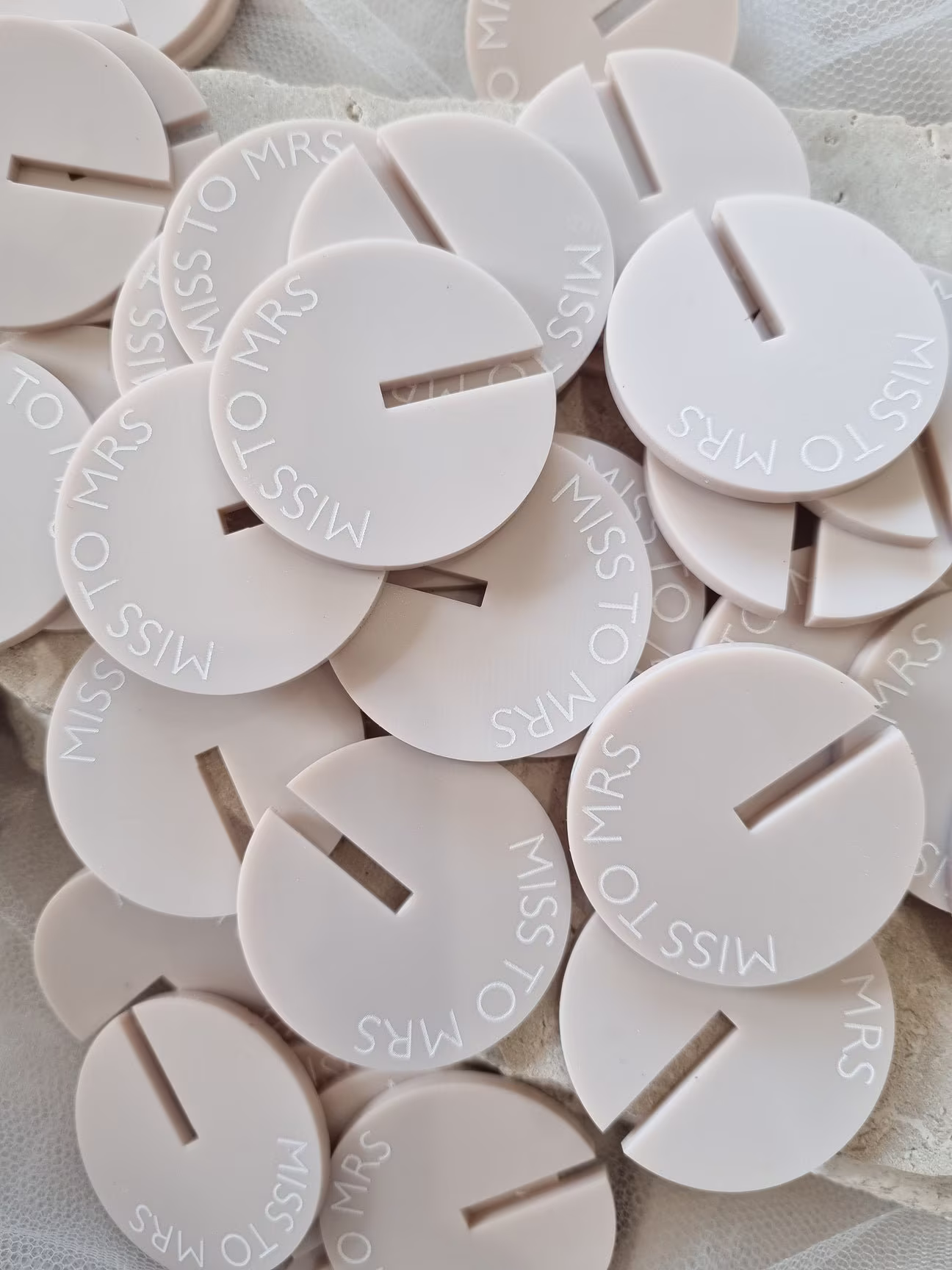 Acrylic Wedding Name Place Cards Ideas, Round Names Favours, Disc Tags For Glass Setting Holder Drink Charm Scallop