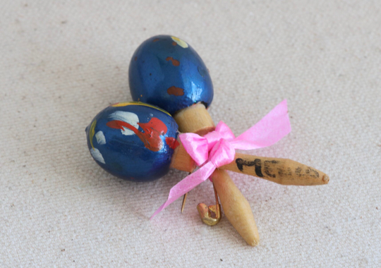 Miniature Mexican Maraca Pin Brooch Folk Art // Vintage Estate Jewelry Fruitsdesbois