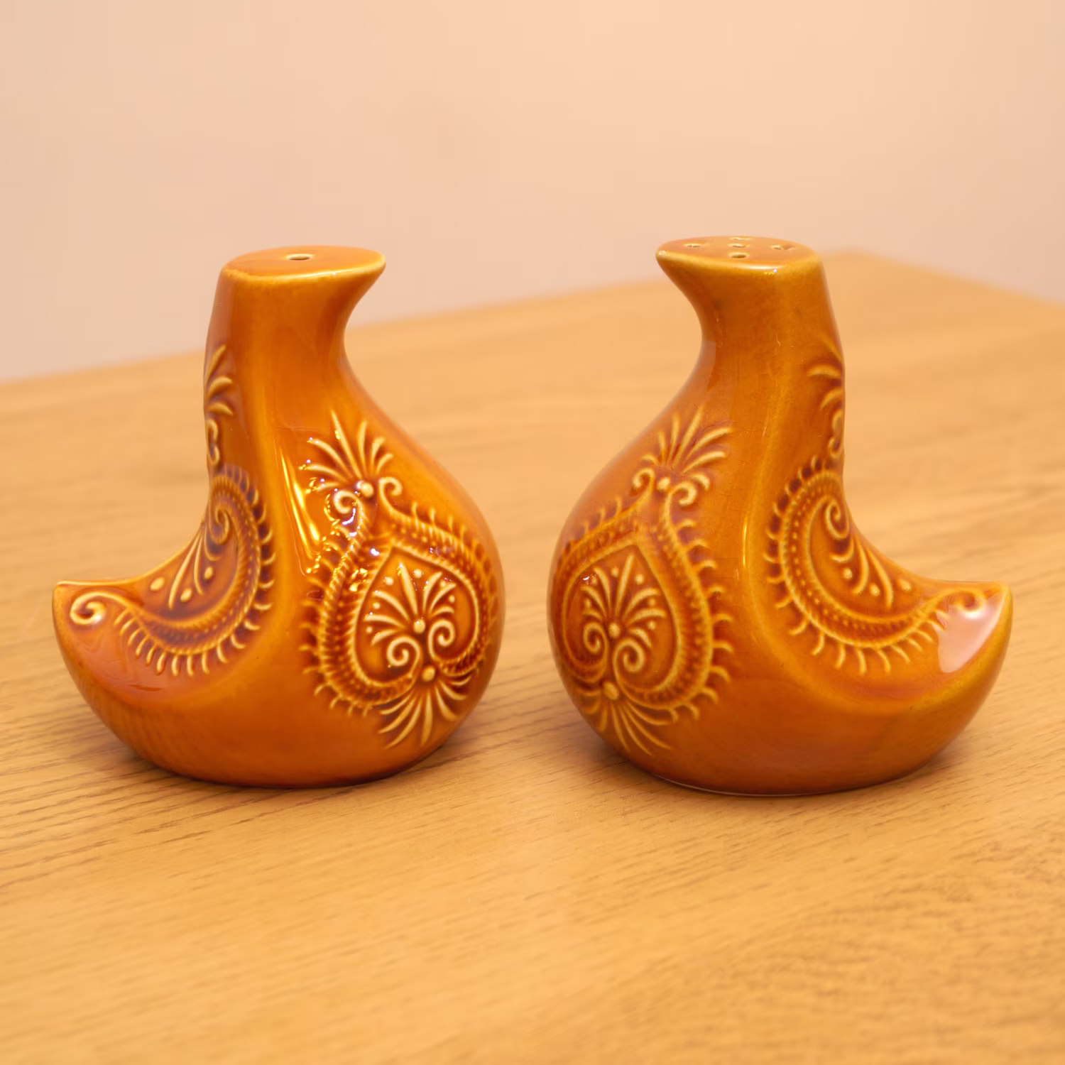 Vintage Salt & Pepper Shakers in Shape Of Bird/Duck || Floral Ornament Ceramic Pottery