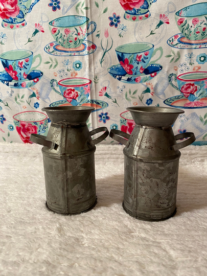 Vintage Designed Jug Salt & Pepper Set