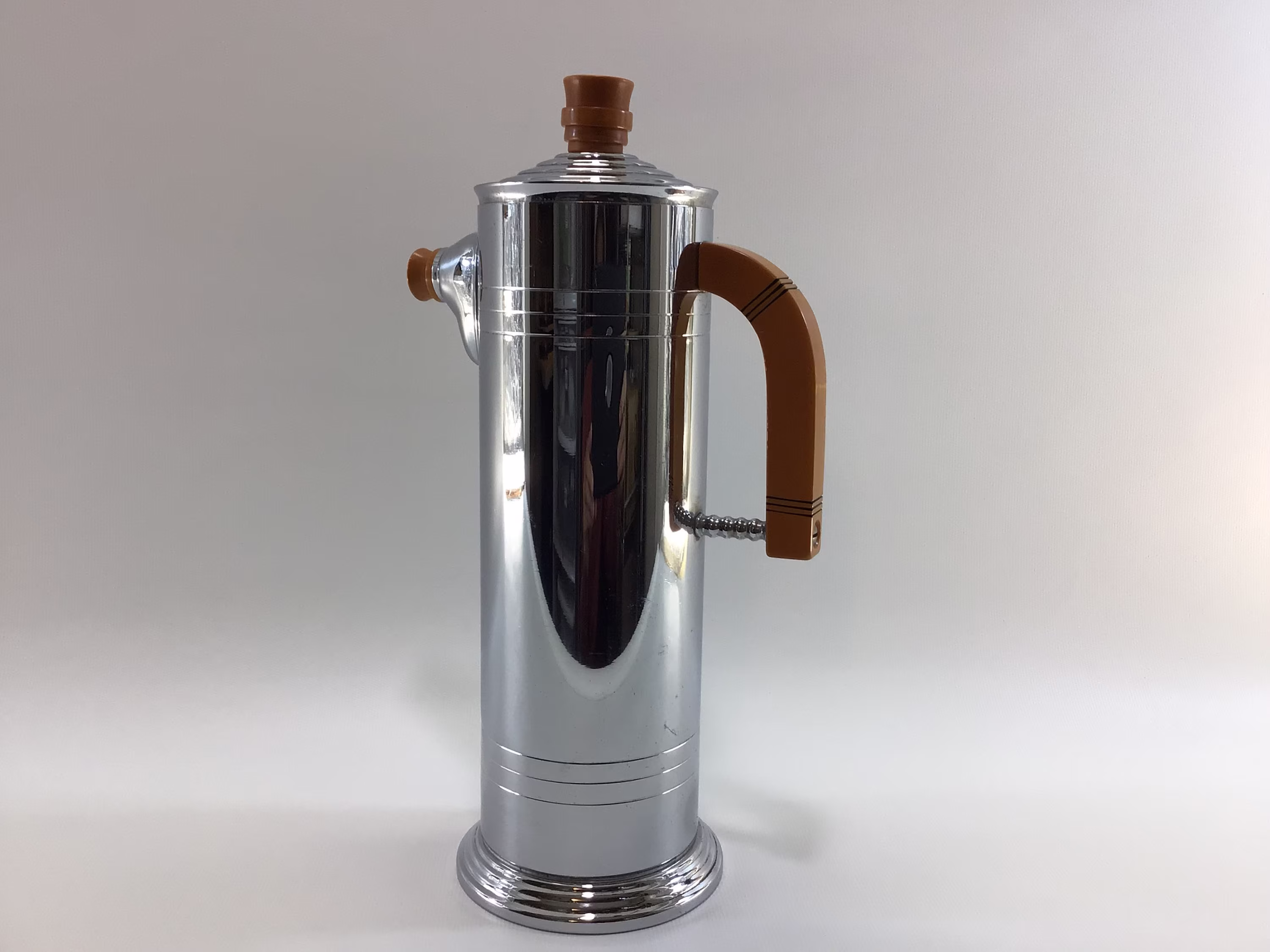 Cocktail Shaker Art Deco Barware Decor Butterscotch Bakelite/Chromium Finish
