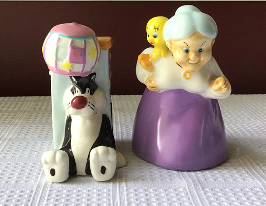 Vintage Warner Bros Sylvester & Tweety Bird Granny Salt & Pepper Shaker Set