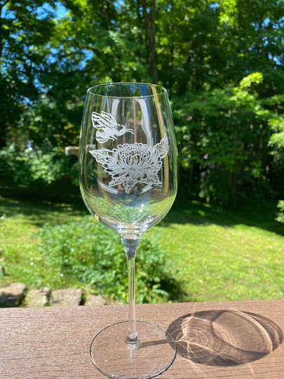 Laser Engraved Bee & Flower Wine Glass | Nature Decor 16 Ounces Gift