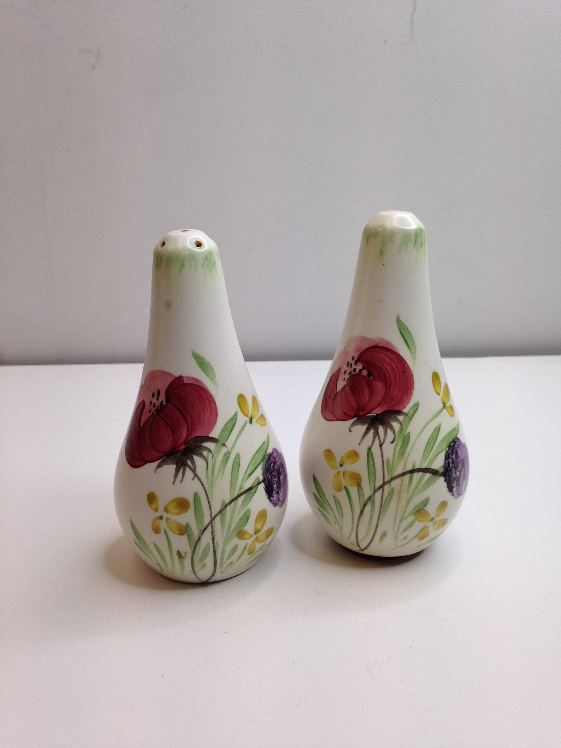 Vintage 1980's E Radford Salt & Pepper Pots Cruet Set, Lovely Pretty Condiment Set. Pink & Purple Poppies Floral Detail in Good Condition