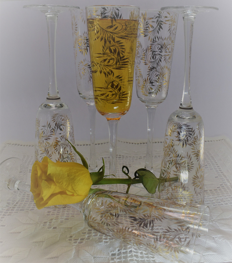 Long Stemmed Champagne Flutes. Gold Printed Leaf Design. Party Glassware. Special Occasion Glassware. Set Of 6