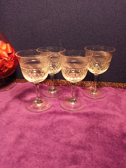 Set Of 4 Liqueur Cordial Stem Glasses. Very Condition