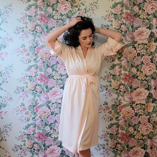 Soft Peach Vintage Vanity Fair Robe // 1960's Bell Sleeve Powder Room Loungewear Retro Ribbed & Collar House