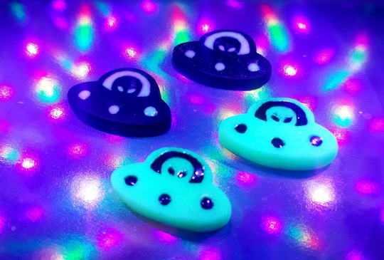 4x Alien Glow in The Dark Mini Magnets