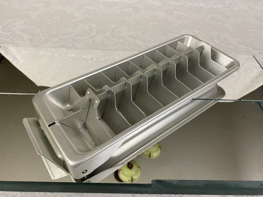 Vintage Frigidaire Mid-Century Aluminum Ice Cube Tray Spring Action Silver It2