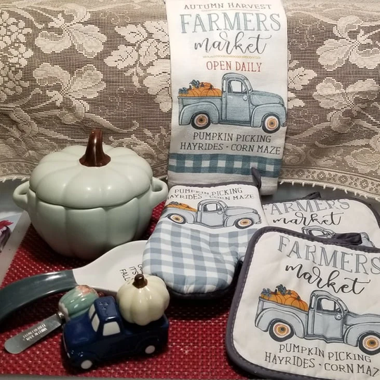Harvest Collection #2 - Pumpkin Soup Bowl, Salt & Pepper Shaker Set, Spoon Rest, 2 Hot Pads, Oven Mitt, Kitchen Towel