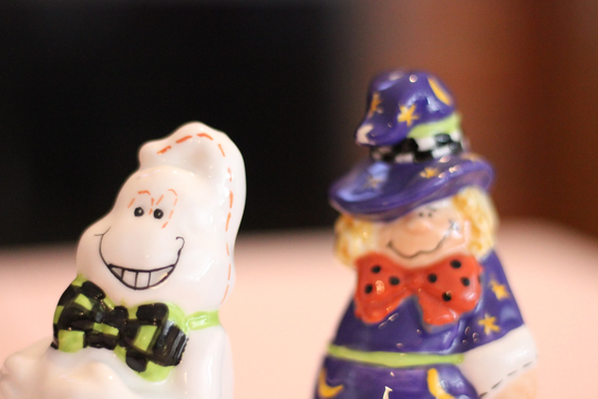 Kitschy Witch & Ghost That Fit Back To Halloween Ceramic Salt & Pepper Shakers Enesco 2002 Made in China Free Domestic Shipping