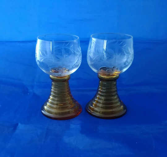 Set Of 2-4 Oz Etched Schott Zweisel Roemer Wine Glasses With Amber Bee Hive Stems. Bar 623