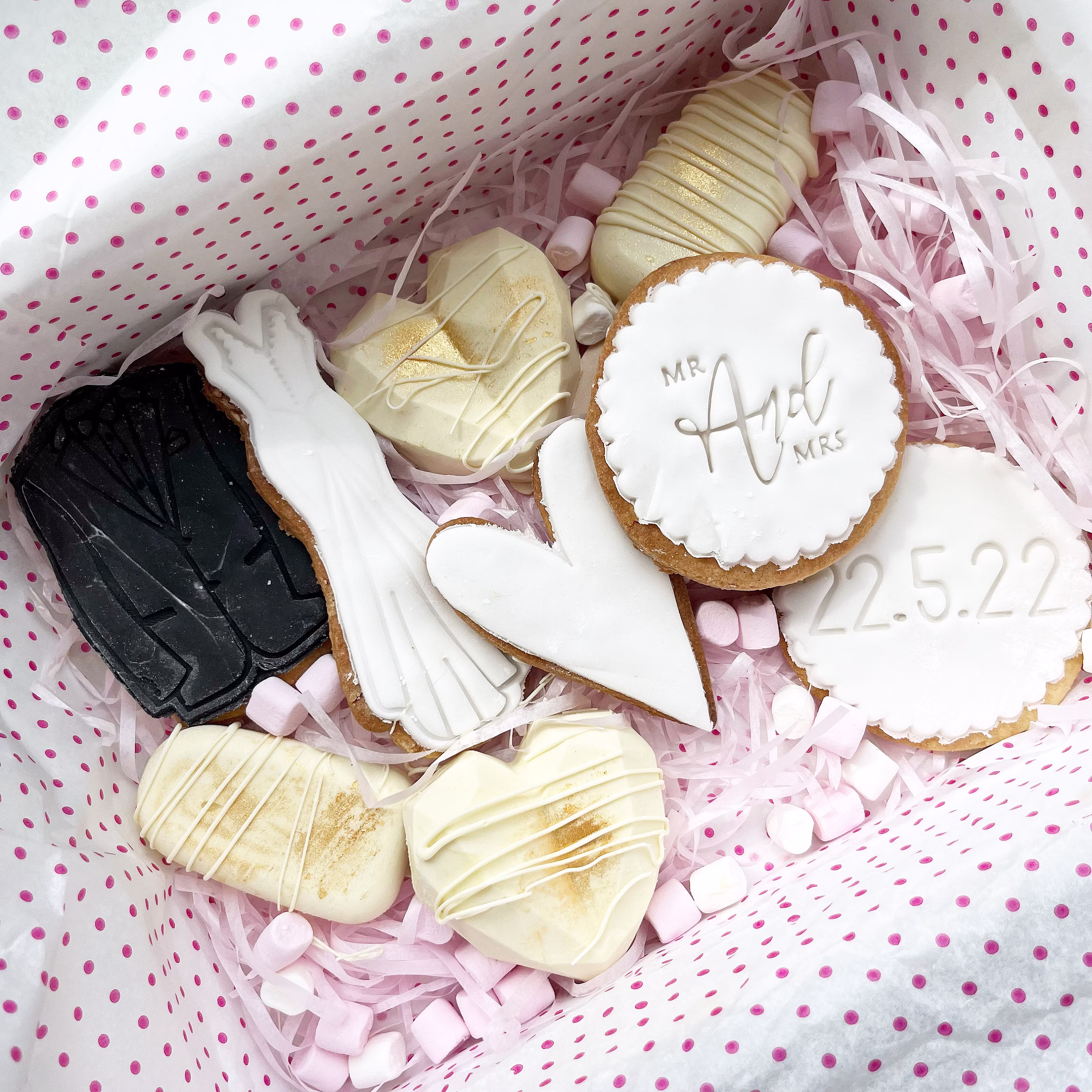 Personalised Mr & Mrs Wedding Day Biscuit Geo Heart Box | Biscuits Chocolate Treat Gift Bride Dress & Groom Suit
