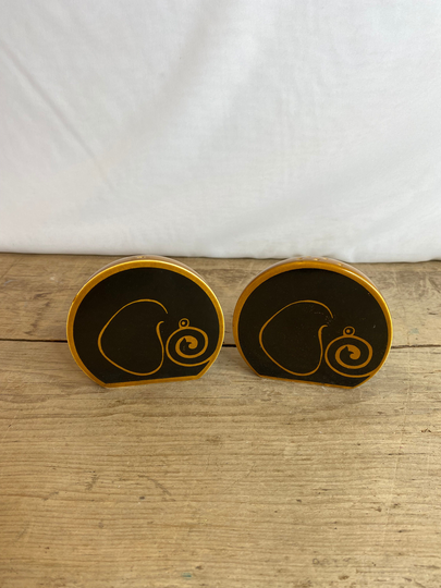 Vintage Stylish Pair Of Elephant Carlton Ware Salt & Pepper Pots. Cruet Set Which Sits Together Like A Full Ball in Good Condition