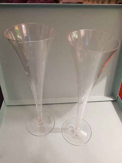 Set Of 2 Vintage Wine Glasses. They Have A Pretty Design Shape The Bowl Whit Engraver Stars. Beautiful For Valentines Day