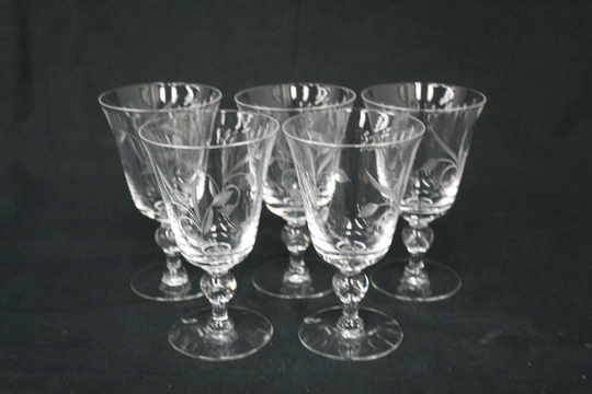 Vintage Etched Glass Wine Goblet With Leaf Design Set Of 5 | V3888