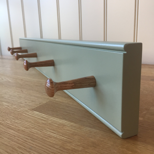 Traditional Shaker Peg Rail With 5 Oak Pegs - Litchen