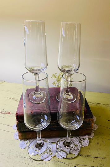 Beautiful Set Of 4 Elegant Fluted Champagne/ Wine Glasses