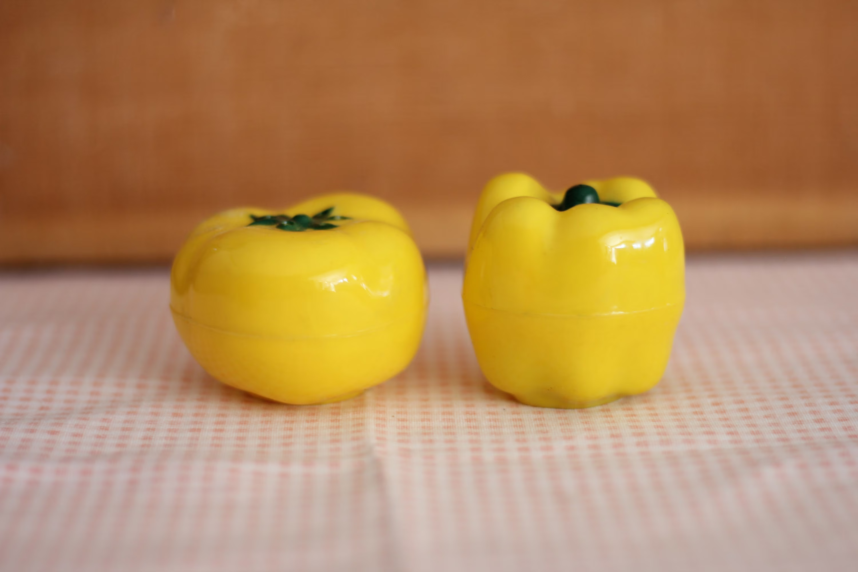 Vintage Plastic Set Yellow Bell Pepper & Tomato Salt & Shakers No Marking Beautiful Farmfresh Lookingfree Domestic Shipping