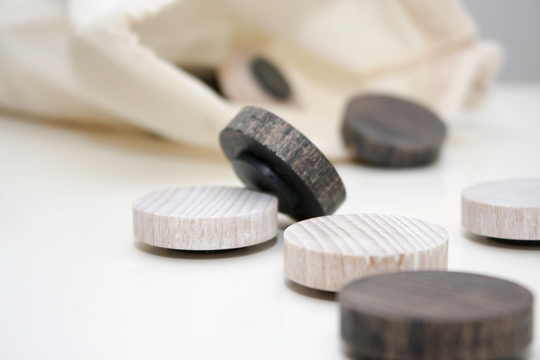 10 Wooden Magnets | 5X Black + 5 X White Fridge Magnets, Draugsts/Checkers Pieces, Magnetic 3 in A Row, Solid Beech Wood - Hand Painted