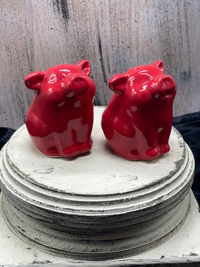 Pig Salt & Pepper Shakers-Salt & Shaker-Pig Decor-Pig Collectable-Farmhouse Decor-Country Decor