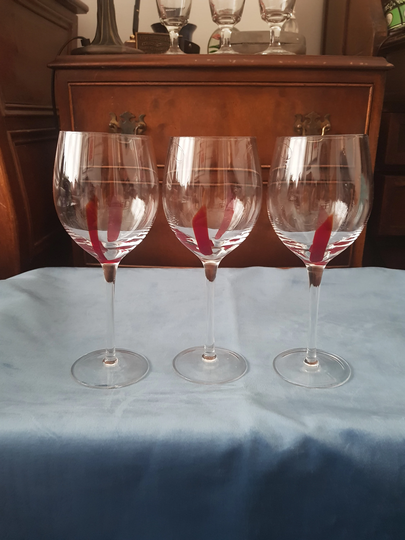 Set Of 3 Large Vintage Champagne Or Wine Glasses.red Streaks