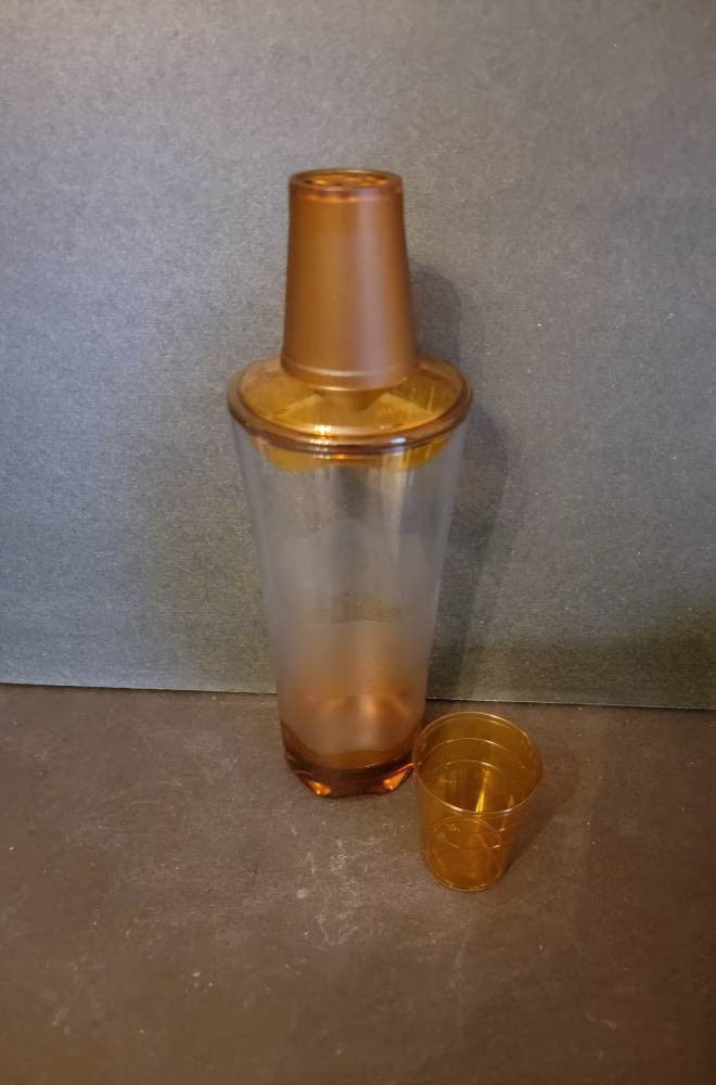 Tupperware Sheerly Elegant Beverage Shaker New in Packaging