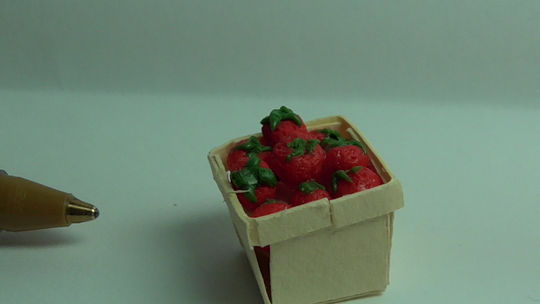 1/12 Scale Dolls House Food Strawberries in Printed Punnet - Pc214