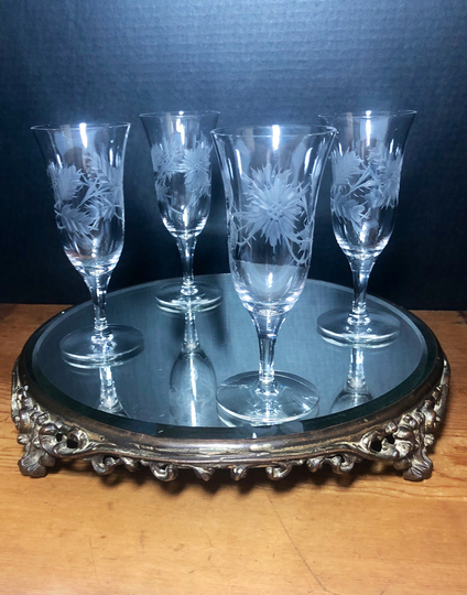 A Set Of 4 Beautiful Vintage Etched & Cut Floral Vines Patterned Crystal Glasses
