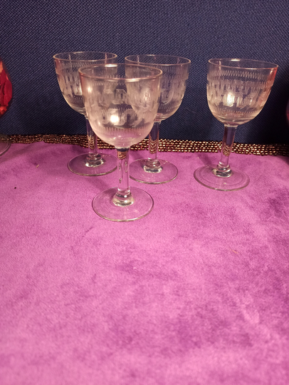 Set Of Liqueur/Cordial Glasses. Wonderful Etched Castellated Design. Very Good Condition