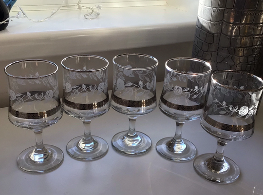 Wine Glasses X5 1970 Kitch Retro Eames Era Vintage Mid Century Silver Rim & Band White Painted Roses Silver Rose Dema Great On Teak Table