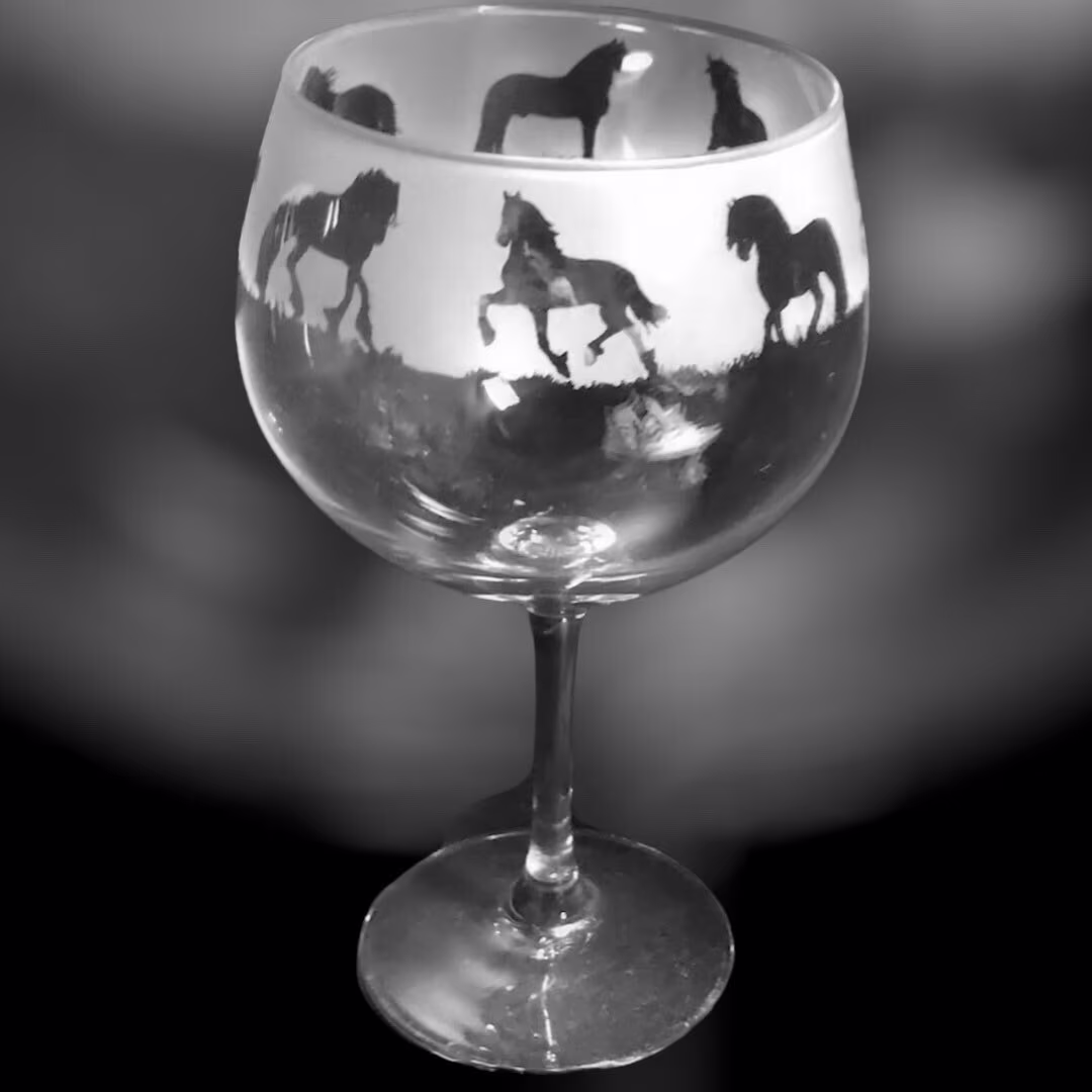 70Cl Glass Gin Balloon With Friesian Horse Design