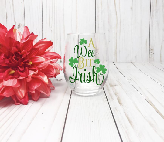 st Patricks Day Wine Glass, A Wee Bit Irish, Green Shamrock, Pattys Day, Host Gift, Party Favors, Irish Gifts