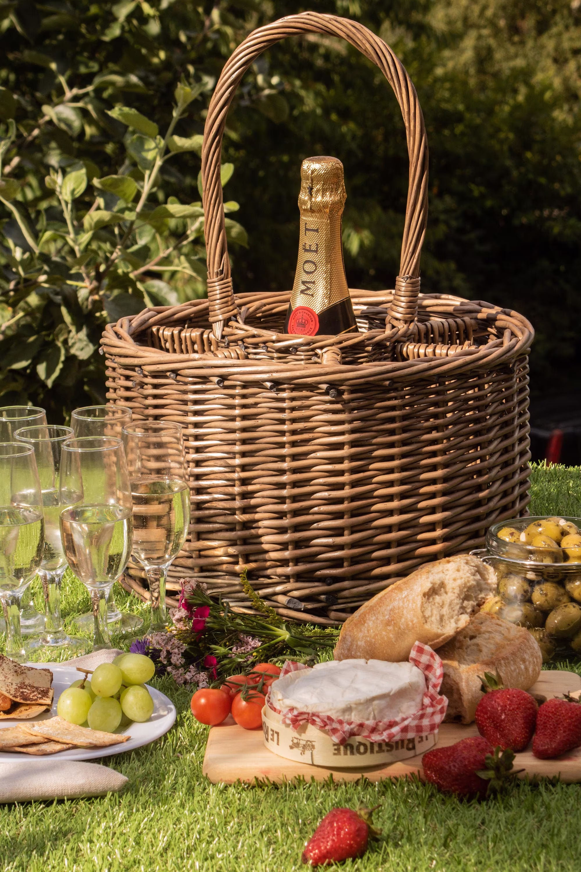 Beautiful Antique Wash Effect Willow Special Events Basket, Includes 6 Glasses - Perfect For A Summer Picnic Engravable