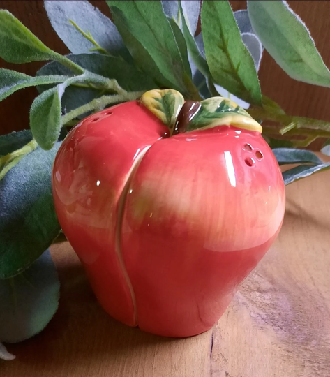 Apple Salt & Pepper Shakers